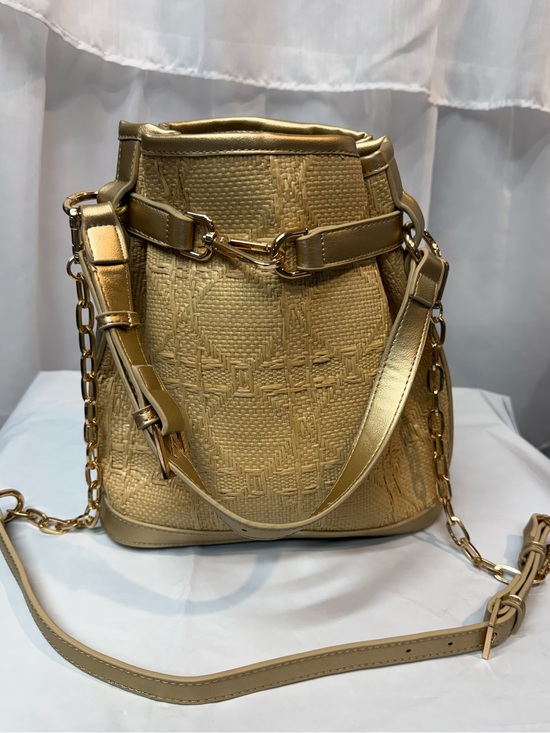 Handbags - Woven Raffia with Gold Accents, Crossbody or Hand Strap. Easily accessorize.🌸